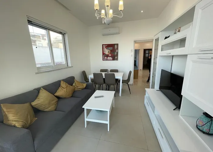 Apartment Seafront 3 Bedroom Stylish With Spectacular Seaview *