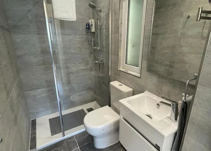 Apartment Seafront 3 Bedroom Stylish With Spectacular Seaview